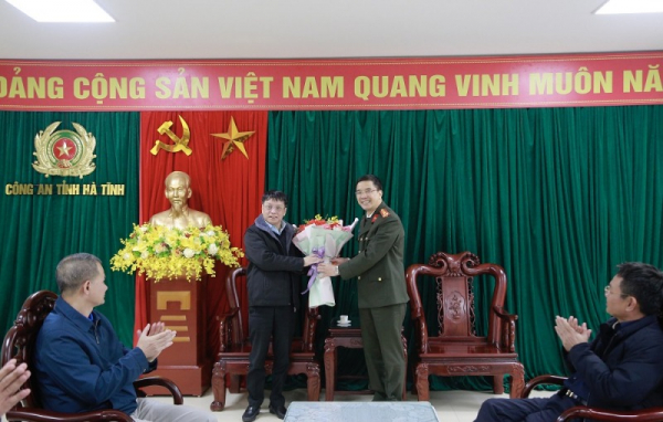 Public Security Newspaper delegation visits Ha Tinh Provincial Police Department  -0