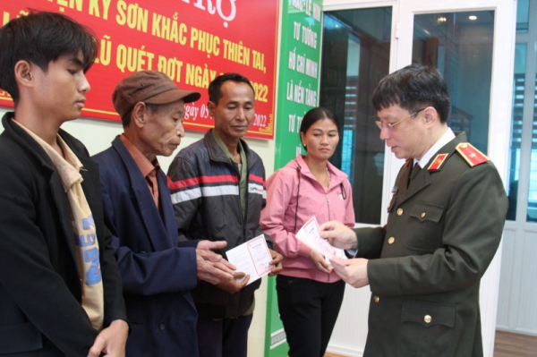 Public Security Newspaper supports flood-hit families in Nghe An -0
