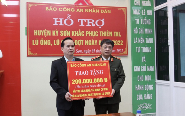 Public Security Newspaper supports flood-hit families in Nghe An -0