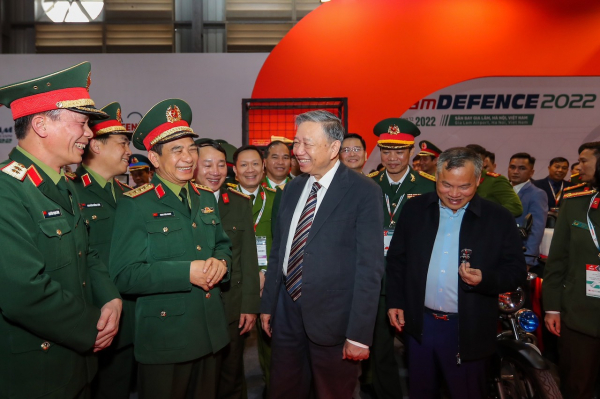 Bộ trưởng Tô Lâm tham quan một số gian hàng tại Triển lãm quốc phòng quốc tế Việt Nam 2022 -0