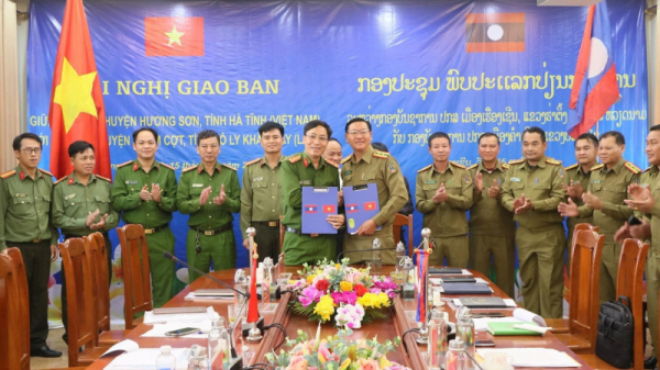 Vietnamese and Lao police forces ensure order security along shared borderline -0