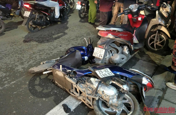 Hà Nội: Ô tô gây tai nạn liên hoàn, càn quét hàng loạt xe máy -0