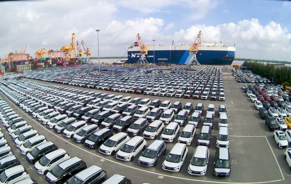 1 tháng, nhập khẩu gần 23.000 ô tô  -0