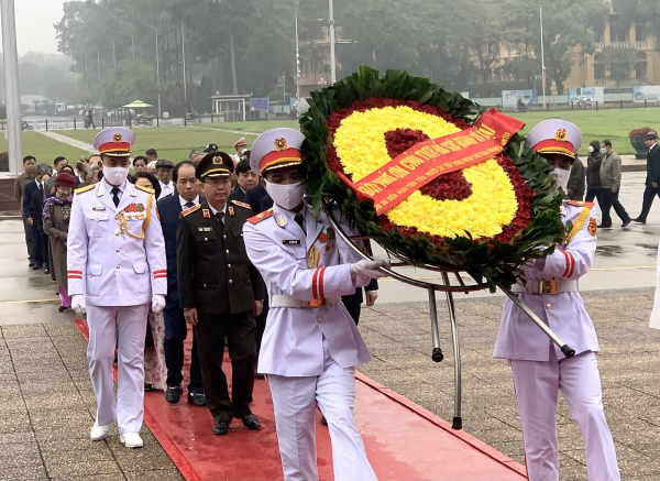 Đoàn đại biểu người cao tuổi điển hình tiên tiến vào Lăng viếng Chủ tịch Hồ Chí Minh. -0