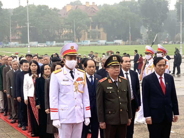 Đoàn đại biểu người cao tuổi điển hình tiên tiến vào Lăng viếng Chủ tịch Hồ Chí Minh. -0