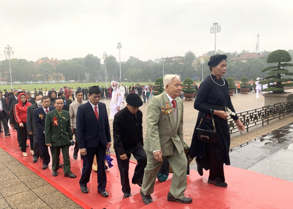 Đoàn đại biểu người cao tuổi điển hình tiên tiến vào Lăng viếng Chủ tịch Hồ Chí Minh. -0