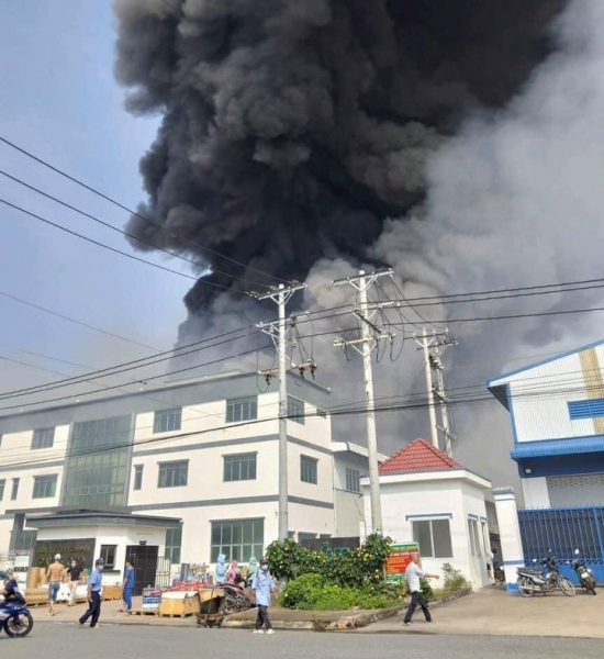 Huy động lực lượng chữa cháy  công ty trong KCN Hải Sơn -0