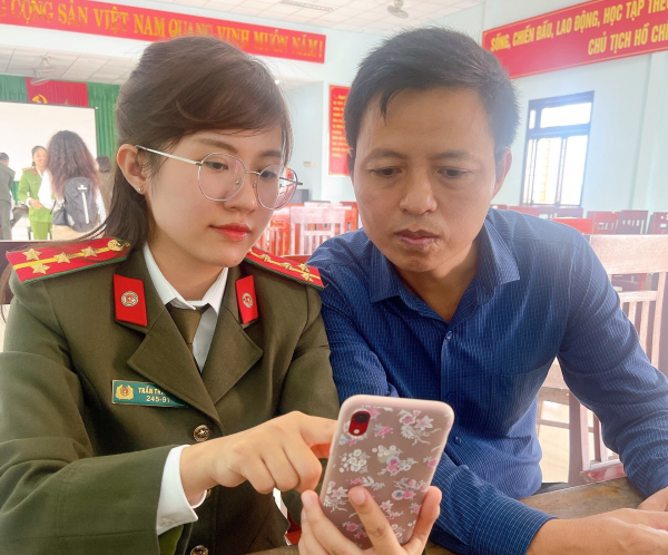 Công an tỉnh Thừa Thiên-Huế hướng dẫn cấp hộ chiếu qua ứng dụng VNEID -0