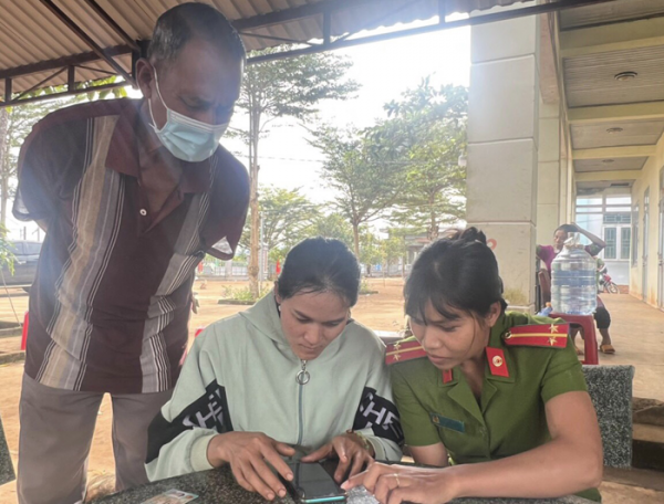 Công an Đắk Nông tranh thủ ngày nghỉ cuối tuần tập trung cấp tài khoản định danh điện tử -2