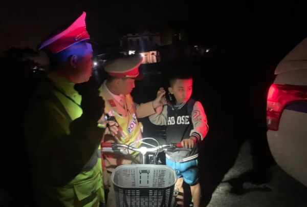 Cậu bé 9 tuổi đi lạc 60km trong đêm được CSGT đưa về nhà -0
