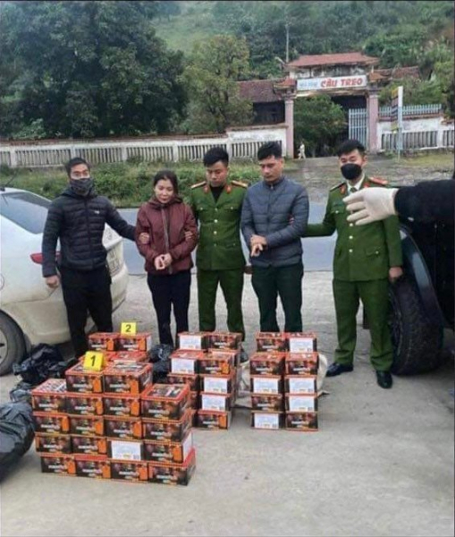 Kiểm tra xe ôtô của đôi nam nữ lộ ra 72 hộp pháo lậu -0