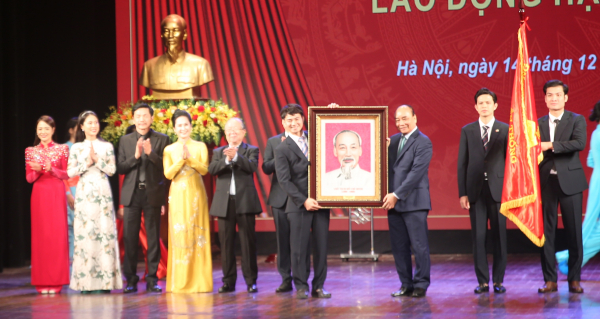 Chủ tịch nước Nguyễn Xuân Phúc dự lễ kỷ niệm 70 năm thành lập Nhà hát Kịch Việt Nam -0