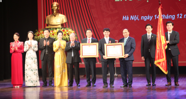 Chủ tịch nước Nguyễn Xuân Phúc dự lễ kỷ niệm 70 năm thành lập Nhà hát Kịch Việt Nam -0
