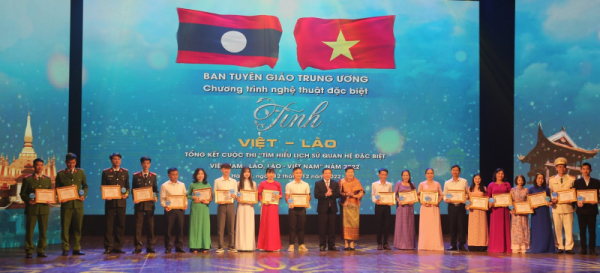 Special art performance enhances Vietnam-Laos solidarity and friendship -0