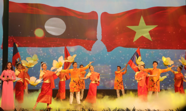 Special art performance enhances Vietnam-Laos solidarity and friendship -0