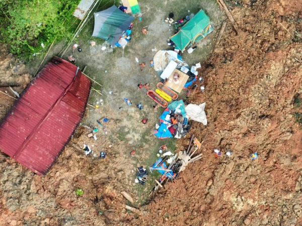 Hiện trường hoang tàn vụ sạt lở khu cắm trại khiến hàng chục người mất tích -0