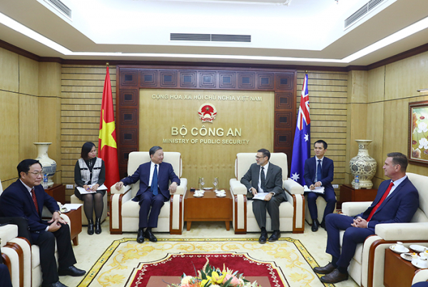 Minister To Lam hosts meeting with newly-accredited Australian Ambassador -0