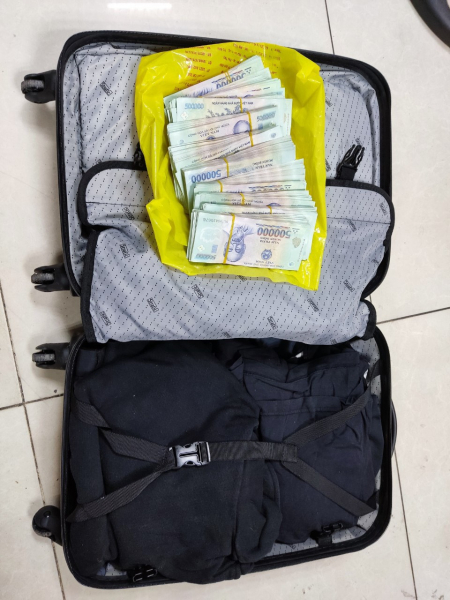 Khách bỏ quên vali tiền ở sân bay Nội Bài  -0