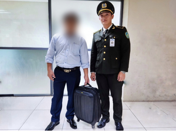 Khách bỏ quên vali tiền ở sân bay Nội Bài  -0