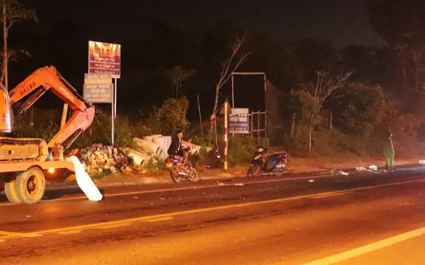 Liên tiếp tông vào máy cày trong đêm, 2 người bị gãy 3 chân -0