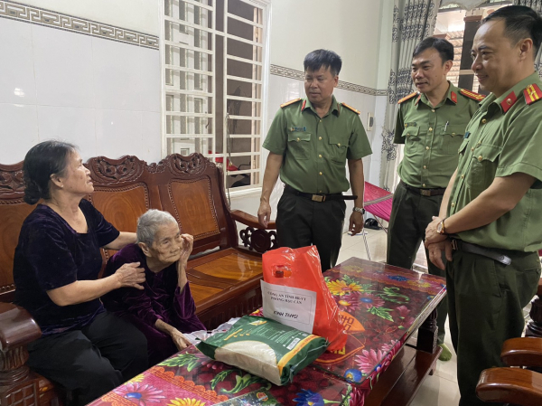 Công an tỉnh Bà Rịa-Vũng Tàu thăm hỏi và tặng quà Mẹ Việt Nam Anh hùng 105 tuổi -0