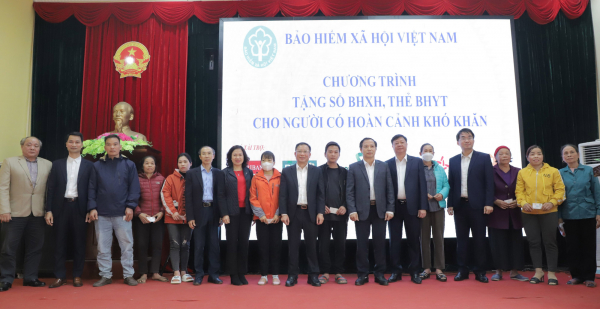 Trao tặng sổ BHXH, thẻ BHYT tại tỉnh Sơn La, Hòa Bình -0