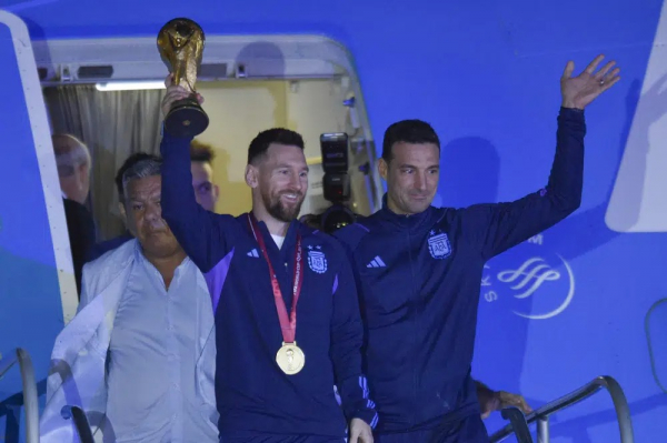 Biển người Argentina chào mừng  những nhà vô địch World Cup tại Buenos Aires  -0