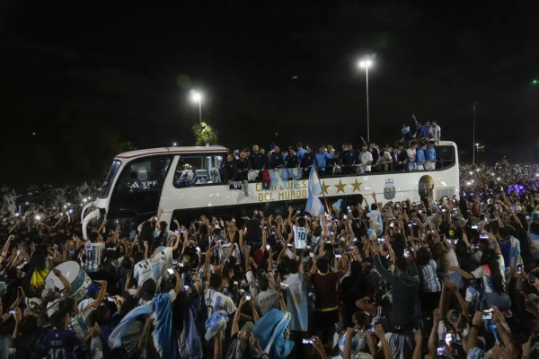 Biển người Argentina chào mừng  những nhà vô địch World Cup tại Buenos Aires  - 1