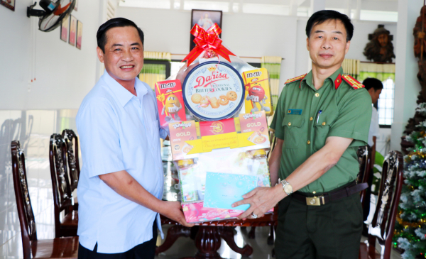 Công an tỉnh Kiên Giang thăm, tặng quà Giáng sinh năm 2022 -0