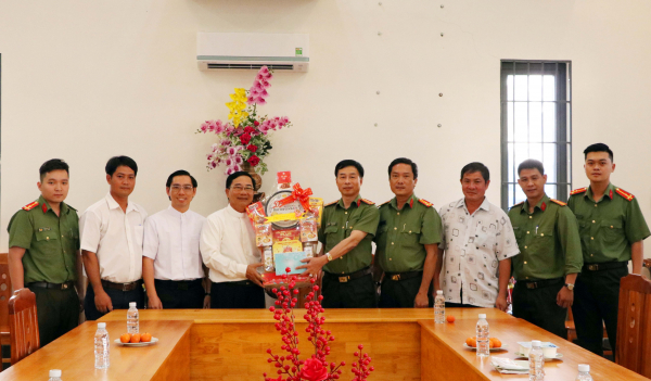 Công an tỉnh Kiên Giang thăm, tặng quà Giáng sinh năm 2022 -1