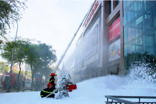 Cần Thơ thực tập phương án chữa cháy và cứu nạn cứu hộ tại Trung tâm thương mại Vincom Plaza -1
