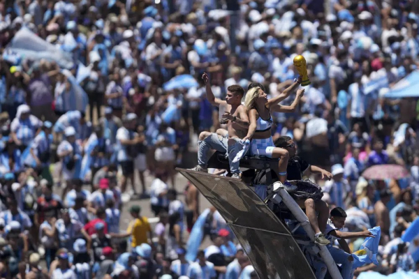 Biển người ăn mừng trên phố, tuyển Argentina phải diễu hành bằng trực thăng -0