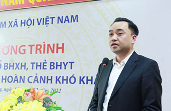 Tặng sổ BHXH, thẻ BHYT cho người có hoàn cảnh khó khăn tại tỉnh Tuyên Quang -0