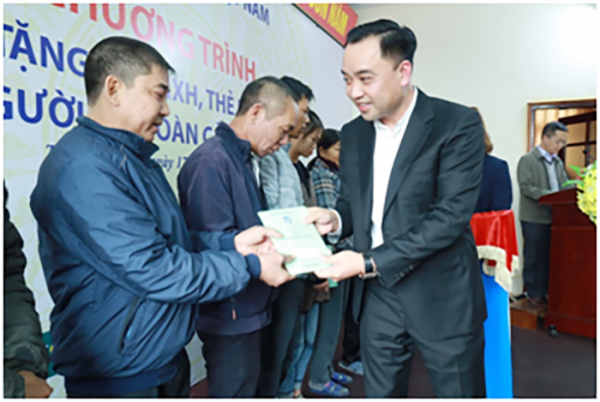 Tặng sổ BHXH, thẻ BHYT cho người có hoàn cảnh khó khăn tại tỉnh Tuyên Quang -0