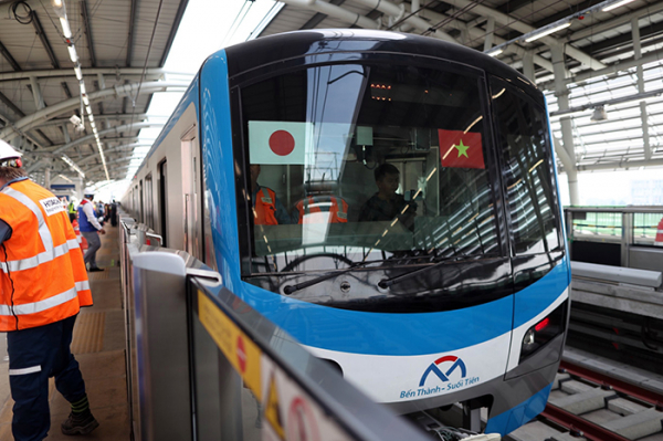 Ngắm tàu đoàn tàu metro số 1 lần đầu tiên chạy trên đường ray sau 10 năm xây dựng -0