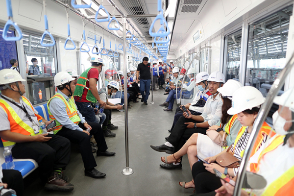 Ngắm tàu đoàn tàu metro số 1 lần đầu tiên chạy trên đường ray sau 10 năm xây dựng -2