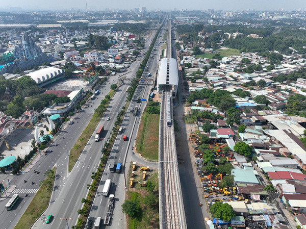 Ngắm tàu đoàn tàu metro số 1 lần đầu tiên chạy trên đường ray sau 10 năm xây dựng -5