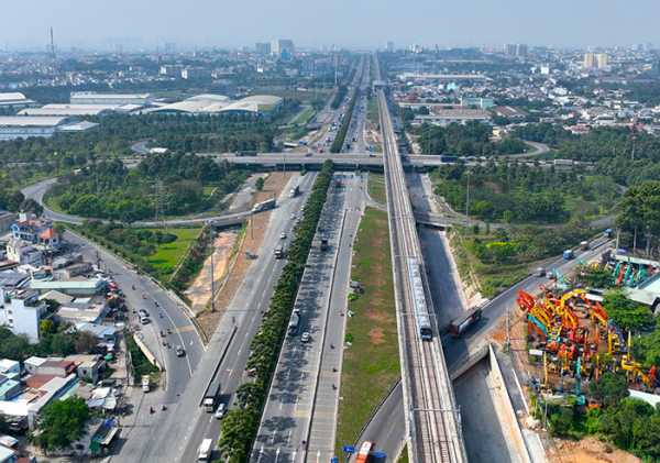 Ngắm tàu đoàn tàu metro số 1 lần đầu tiên chạy trên đường ray sau 10 năm xây dựng -6