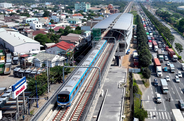 Ngắm tàu đoàn tàu metro số 1 lần đầu tiên chạy trên đường ray sau 10 năm xây dựng -0