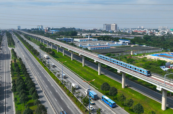 Ngắm tàu đoàn tàu metro số 1 lần đầu tiên chạy trên đường ray sau 10 năm xây dựng -2