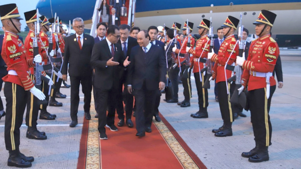 Chủ tịch nước đến Jakatar, bắt đầu thăm cấp Nhà nước Indonesia -1
