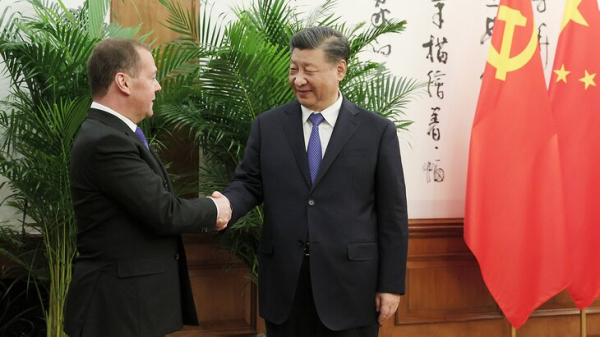Ông Medvedev thăm Bắc Kinh, gửi 