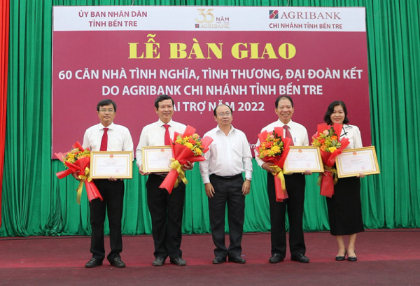 Agribank Bến Tre bàn giao 60 căn nhà an sinh xã hội -0