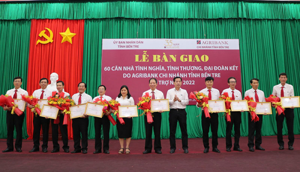 Agribank Bến Tre bàn giao 60 căn nhà an sinh xã hội -1