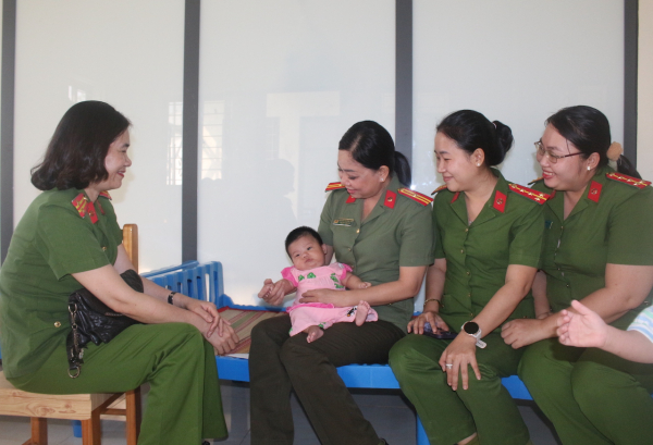 Hội phụ nữ Công an tỉnh Trà Vinh trao tiền hỗ trợ nạn nhân vụ mua bán người -0