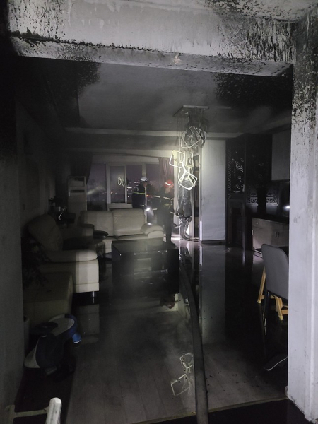 Cảnh sát PCCC cứu 11 người mắc kẹt trong vụ cháy căn hộ chung cư lúc rạng sáng -0