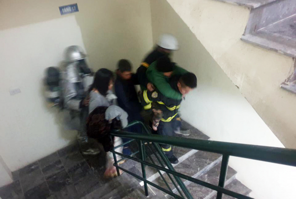 Cảnh sát PCCC cứu 11 người mắc kẹt trong vụ cháy căn hộ chung cư lúc rạng sáng -0