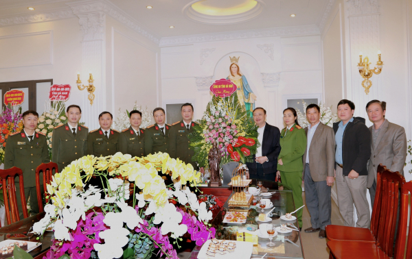 Công an tỉnh Hà Nam thăm, tặng quà chúc mừng các giáo xứ nhân dịp Lễ Giáng sinh 2023 -0