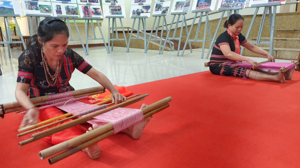Đà Nẵng: Trưng bày – Trình diễn di sản nghề dệt Thổ Cẩm của người Cơ Tu -0
