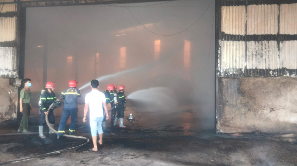 Cháy xưởng sản xuất viên nén gỗ rộng 3.000m2 ở Bình Phước -0
